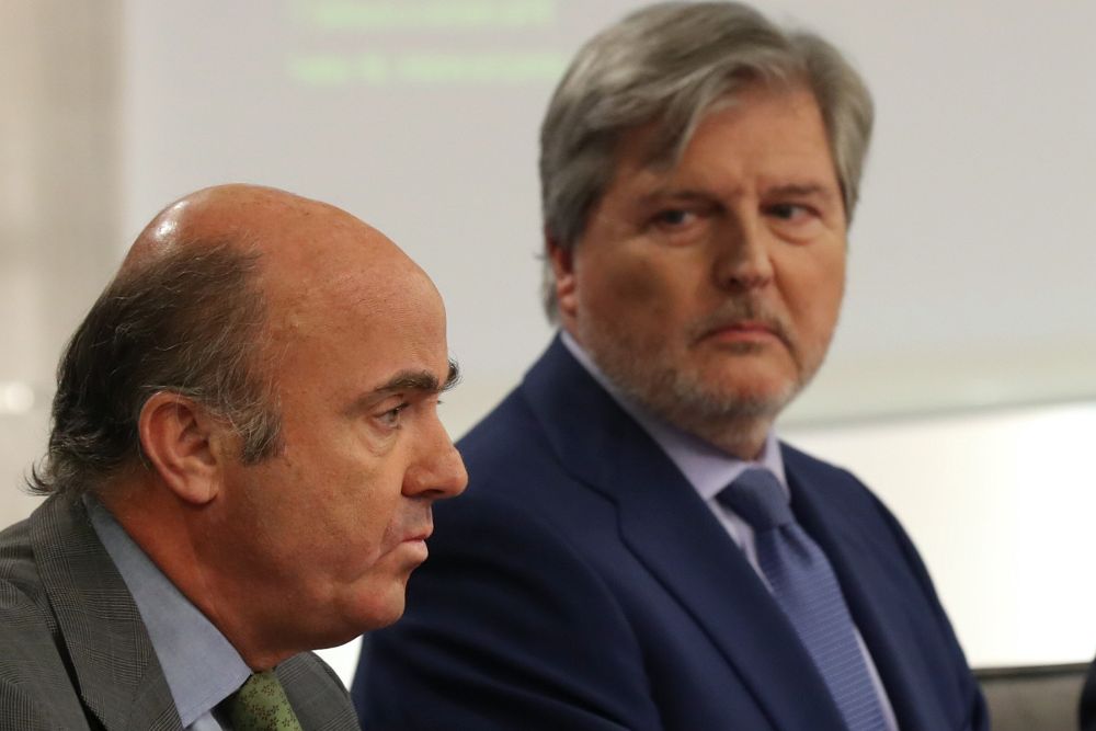 El ministro de Economía, Luis de Guindos (i), y el ministro portavoz, Iñigo Méndez de Vigo.