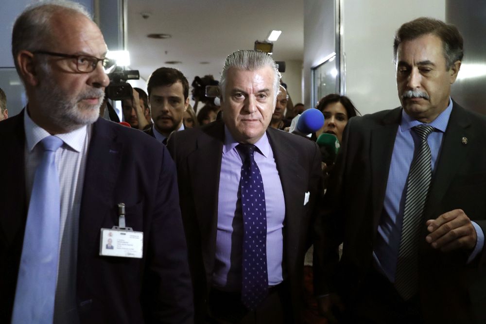 El extesorero del PP Luis Bárcenas, a la salida de su comparecencia ante la comisión de investigación de la supuesta financiación ilegal del PP en el Congreso de los Diputados.