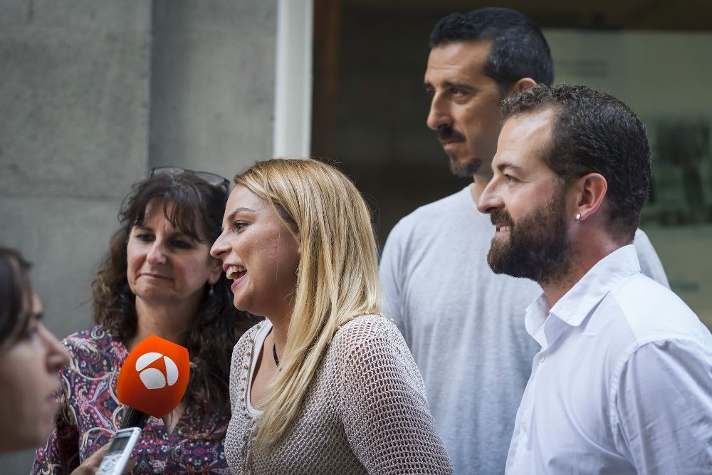 La portavoz de Podemos en el Parlamento de Canarias, Noemí Santana (2i).