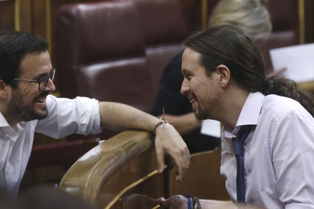 Los diputados de Unidos Podemos, Pablo Iglesias (d), y Alberto Garzón, hoy, en el pleno del Congreso.