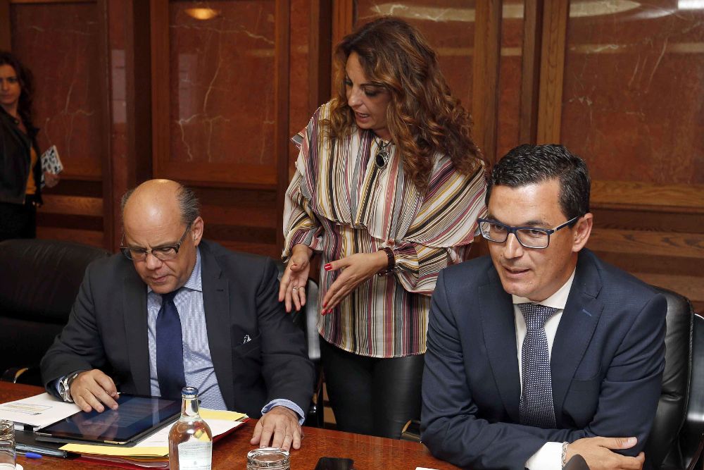 El vicepresidente del Gobierno de Canarias de Presidencia, Pablo Rodríguez (d), junto a los consejeros de empleo, Cristina Valido, y Presidencia, José Miguel Barragán.