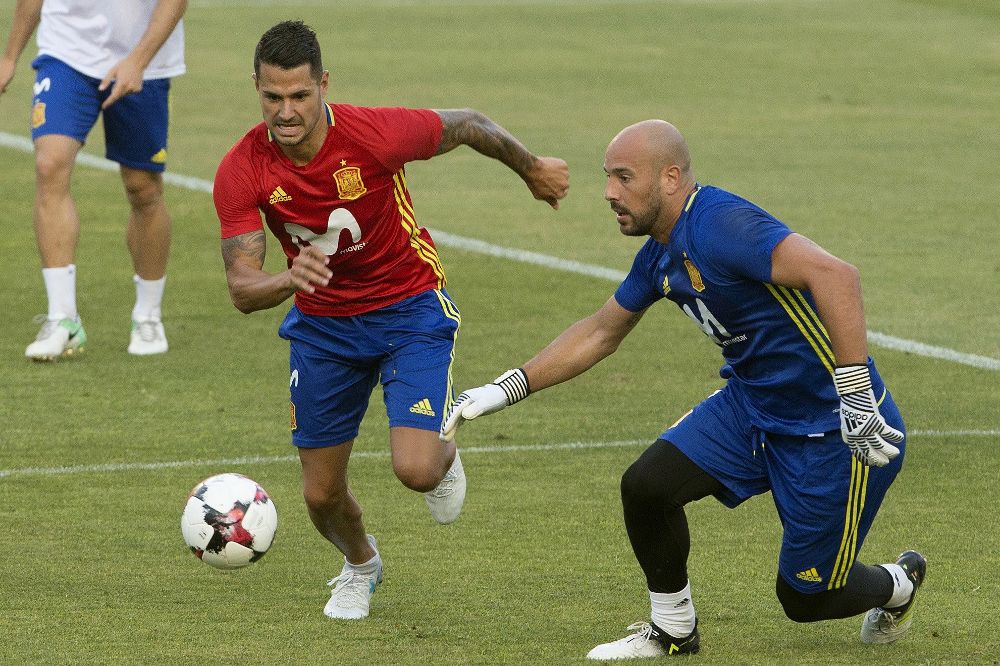 Los jugadores de la selección española de fútbol Víctor Machín Vitolo (i) y el portero Pepe Reina, durante un entrenamiento.