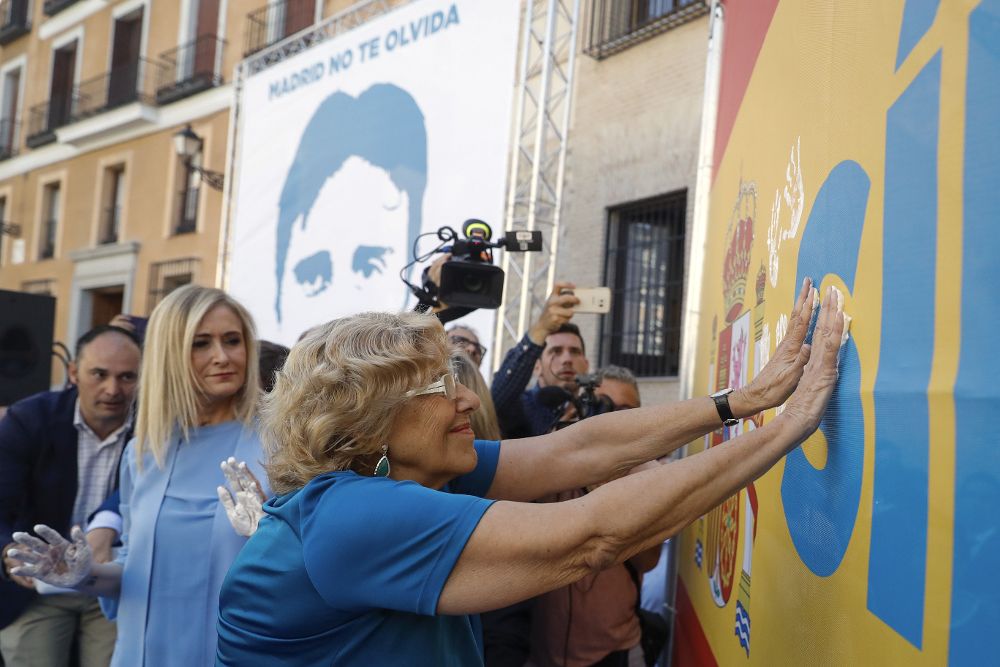 La alcaldesa de Madrid, Manuela Carmena, durante el acto organizado por el Grupo Municipal del PP para rendir homenaje a Miguel Ángel Blanco, hoy en la Plaza de la Villa.