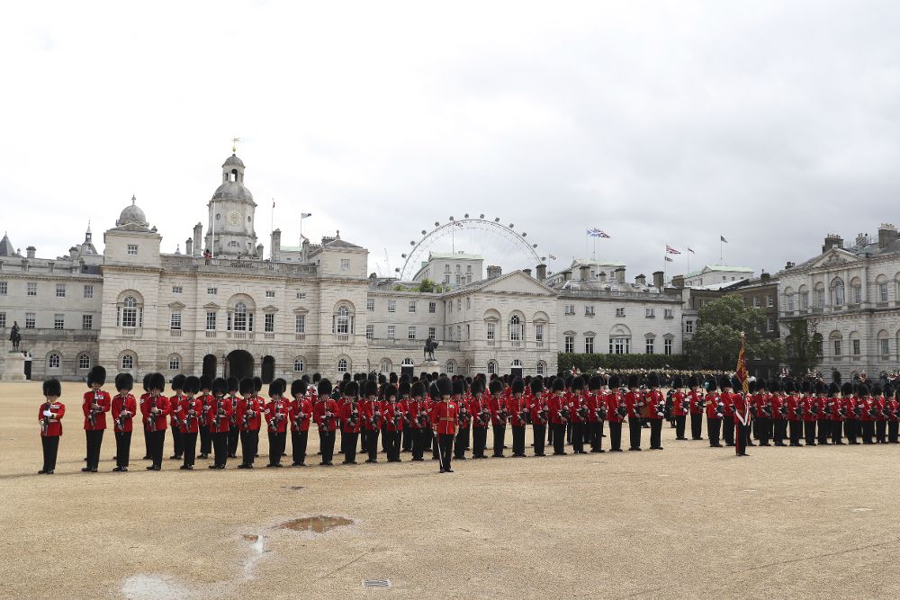 Guardia real británica antes de la llegada de los reyes de España Felipe y Letizia a Horse Guards Parade, en Londres.