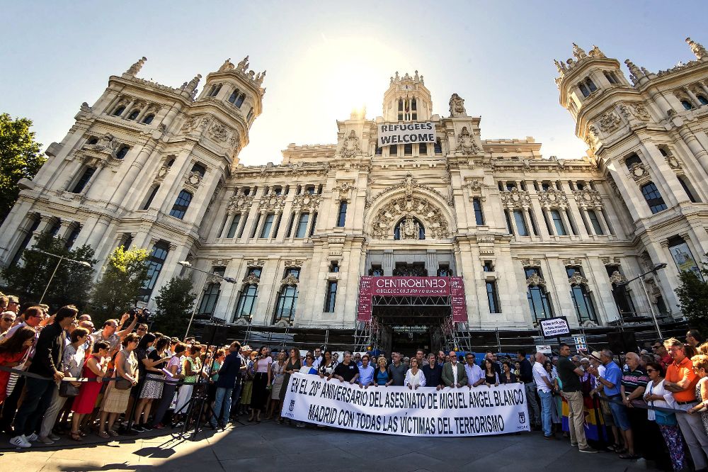 Vista general de la concentración de hoy en el Palacio de Cibeles, del Ayuntamiento de Madrid, para homenajear a Miguel Ángel Blanco y a todas las víctimas del terrorismo.