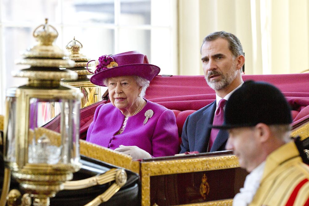La reina Isabel II junto al rey Felipe llegan en coche de caballos al Grand Hall del Palacio de Buckingham, en Londres.