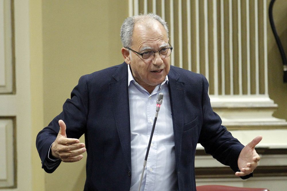 El presidente del grupo de Asamblea Socialista Gomera, Casimiro Curbelo, interviene durante un pleno en el Parlamento regional.