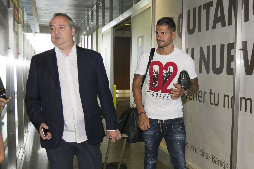 Víctor Machín 'Vitolo' (d) llega al aeropuerto de Gran Canaria acompañado por Miguel Ángel Ramírez, presidente de la UD Las Palmas, club con el que jugará hasta enero.