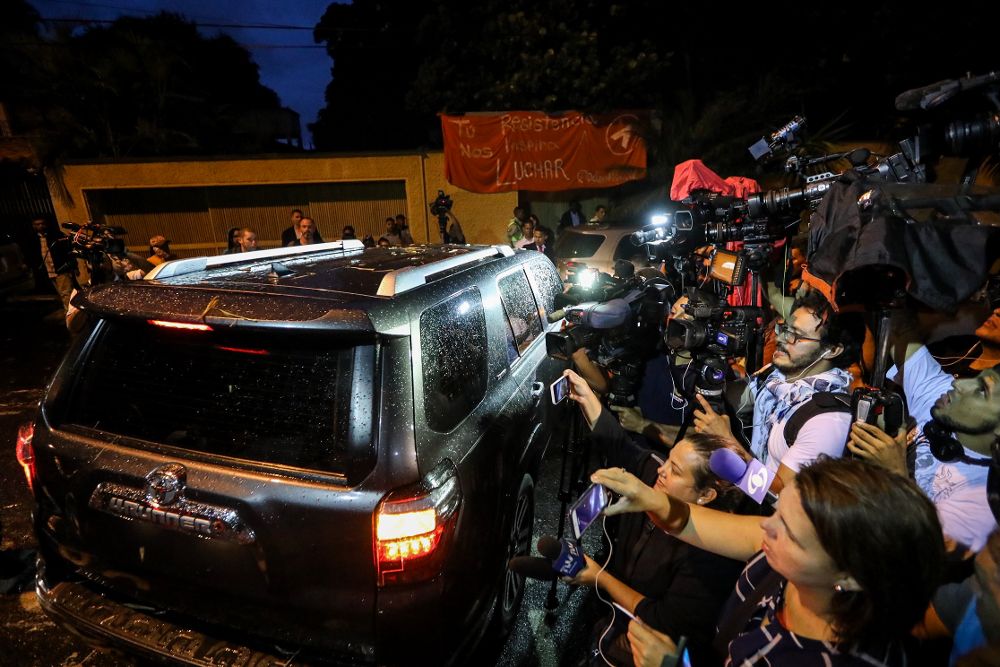 El exjefe del gobierno español José Luis Rodríguez Zapatero se retira dentro de un vehículo de la casa de Leopoldo López.