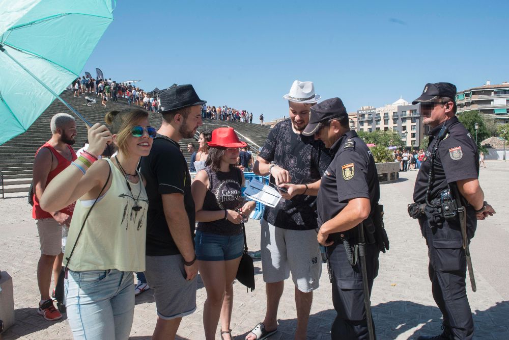 Agentes de la Policia Nacional dan información a varios turistas en Granada.
