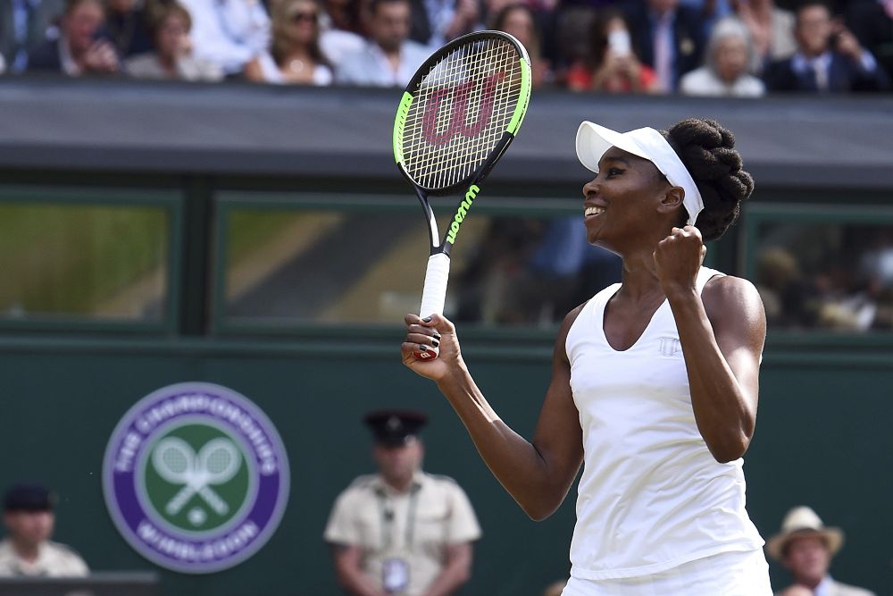 La tenista estadounidense Venus Williams celebra su victoria ante la británica Johanna Konta.