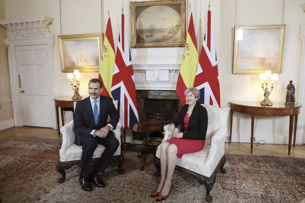 El rey Felipe junto a la primera ministra británica, Theresa May, en el 10 de Downing Street, donde almorzarán hoy,.
