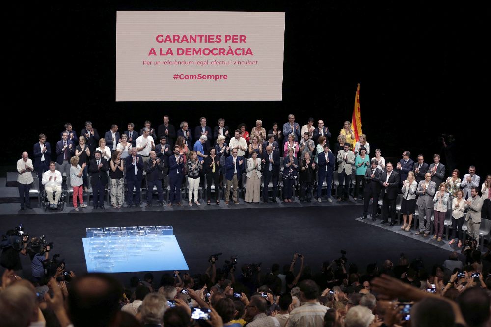 2017 del acto "Garantías para la democracia: Por un referéndum legal, efectivo y vinculante" que los diputados de JxSí y los miembros del gobierno catalán celebraron en el Teatre Nacional de Cataluña, en Barcelona. 