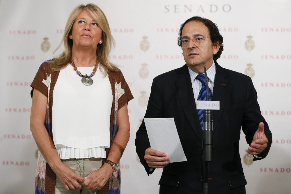 El portavoz del PP en la comisión de investigación de la financiación de partidos del Senado, Luis Aznar, junto a la senadora Ángeles Muñoz Oriol.