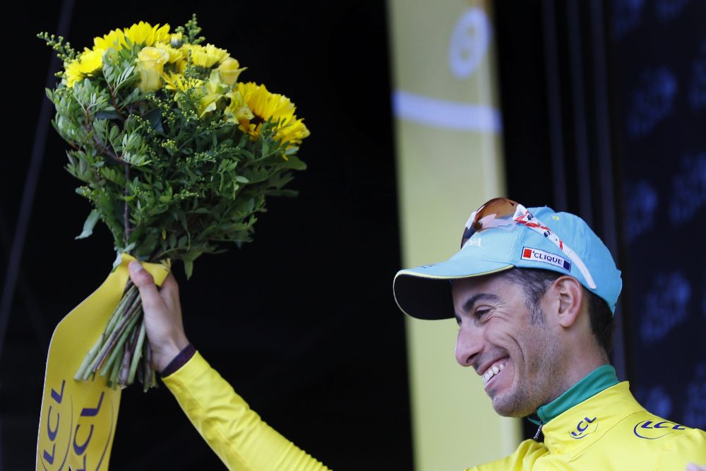 El ciclista italiano Fabio Aru, del Astana, viste el maillot amarillo del liderato en el podio tras la duodécima etapa.