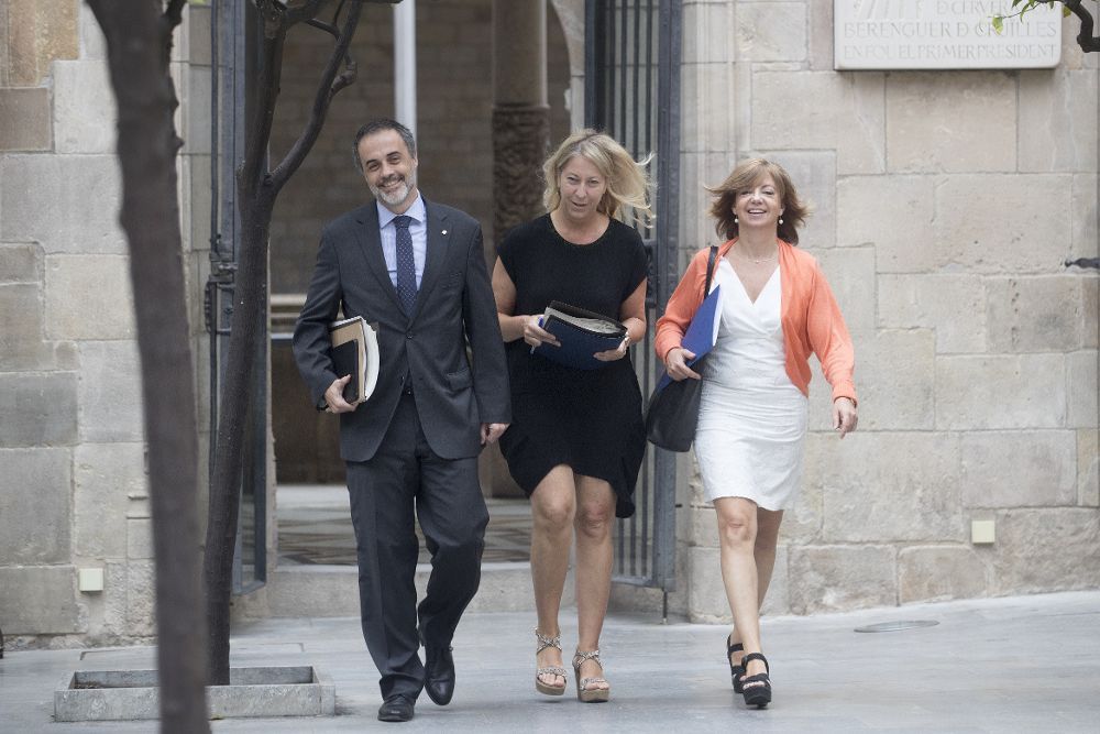 La consellera portavoz, Neus Munté (c), junto a la consellera de Governació, Meritxell Borrás, y el secretario del Govern, Joan Vidal. Ellas dos se encuentran entre las posibles sustituidas.