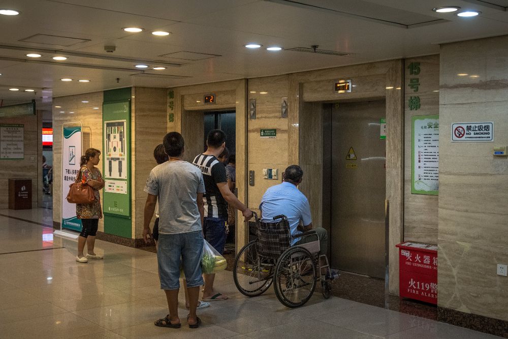 Pacientes esperan un elevador en el First Hospital de la China Medical University.