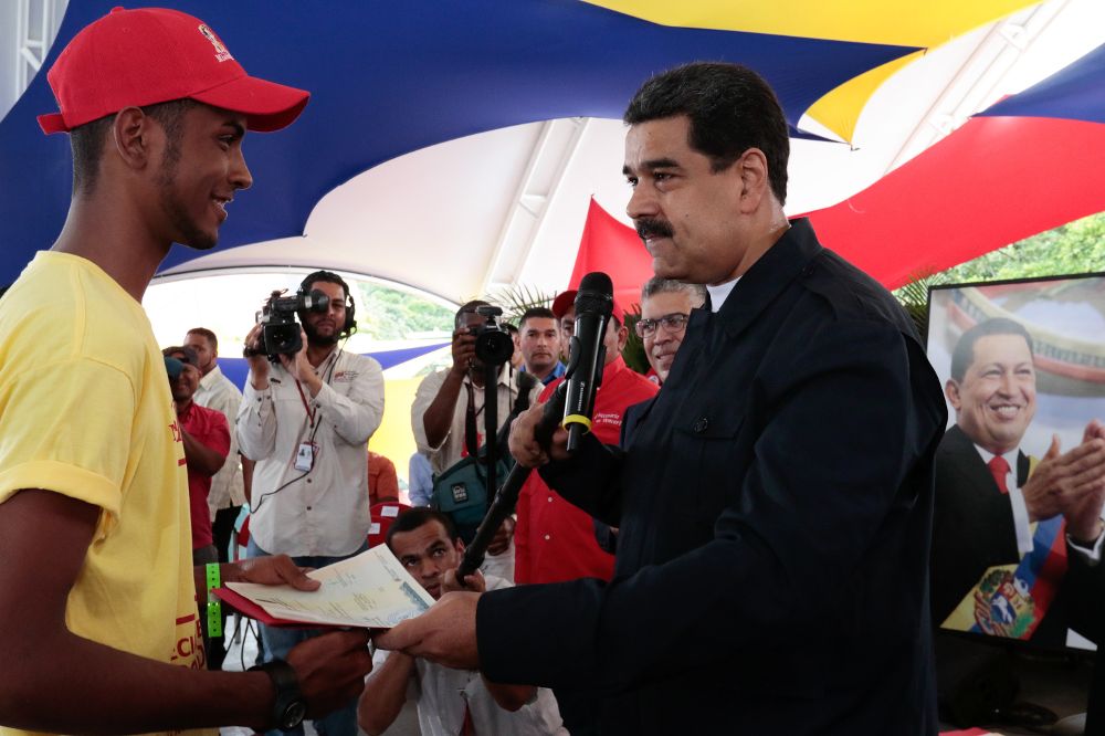 Nicolás Maduro (d).