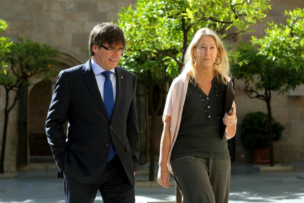 El presidente de la Generalitat, Carles Puigdemont, junto a Neus Munté.