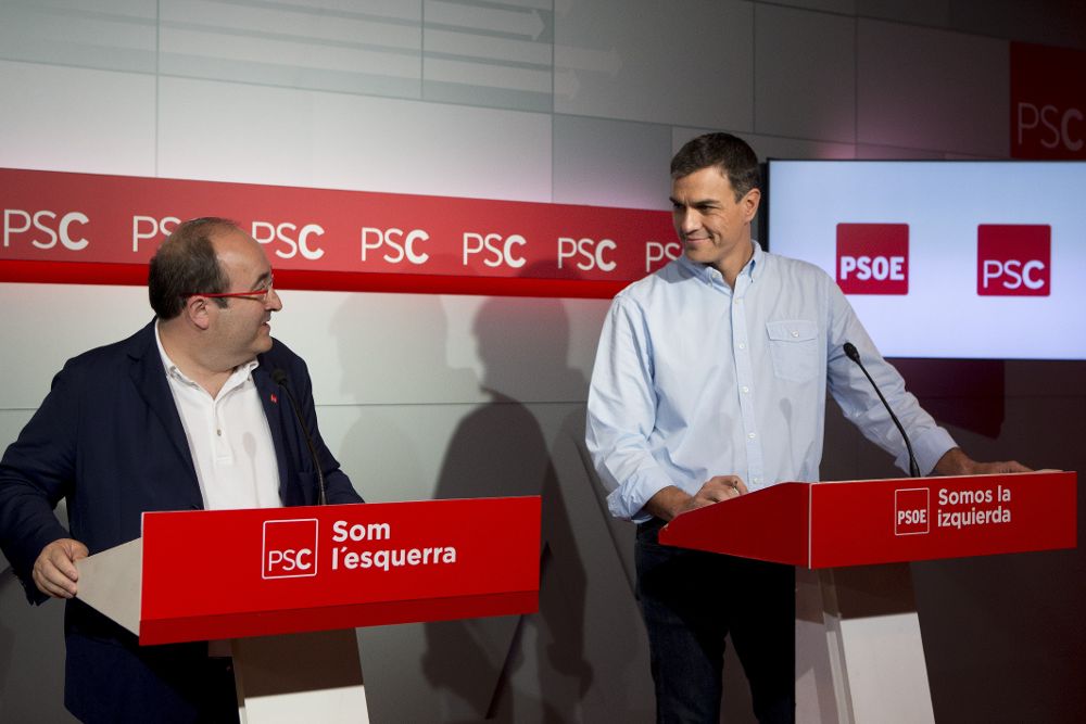 El secretario general del PSOE, Pedro Sánchez (d) y el primer secretario del PSC, Miquel Iceta, después de su reunión de hoy.