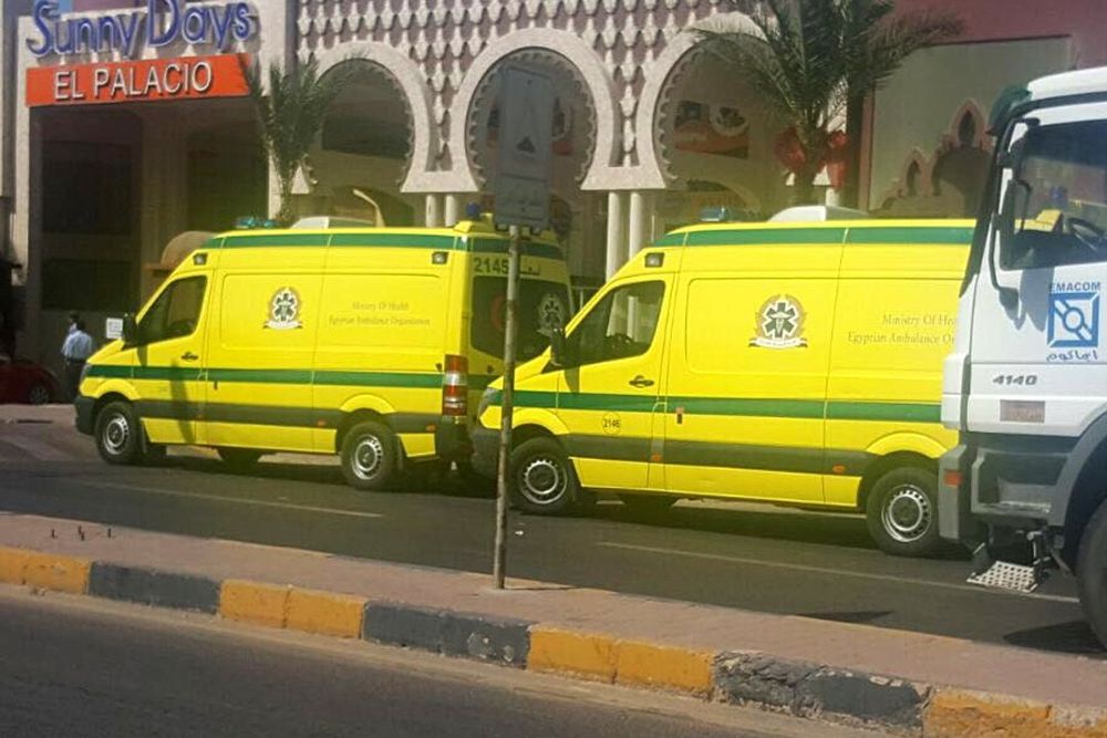 Ambulancias esperan frente a una de las playas privadas de un hotel donde se produjo el ataque a unos turistas, según fuentes locales, en Huganda, Egipto.