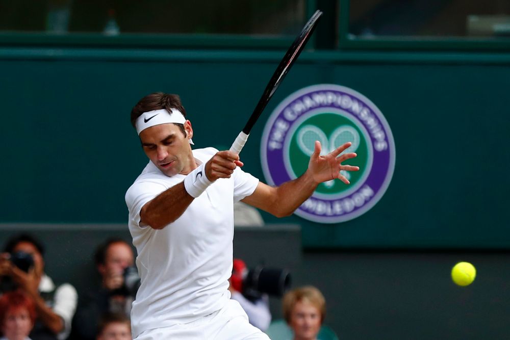 El tenista suizo Roger Federer devuelve la bola al checo Tomas Berdych durante su partido de semifinales.