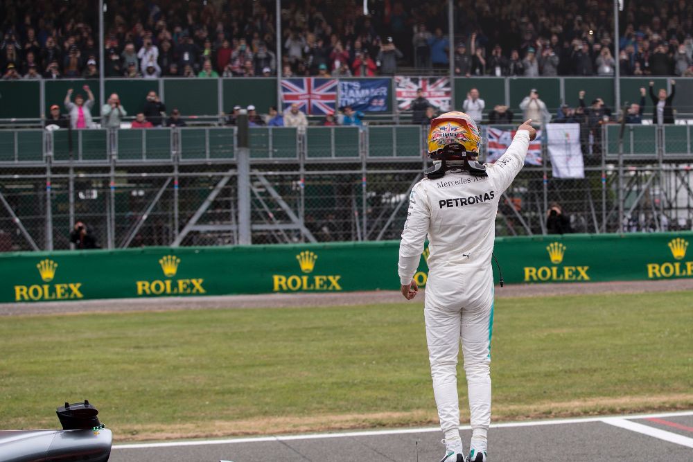 Lewis Hamilton celebra su "pole position" tras acabar las sesiones de calificación.