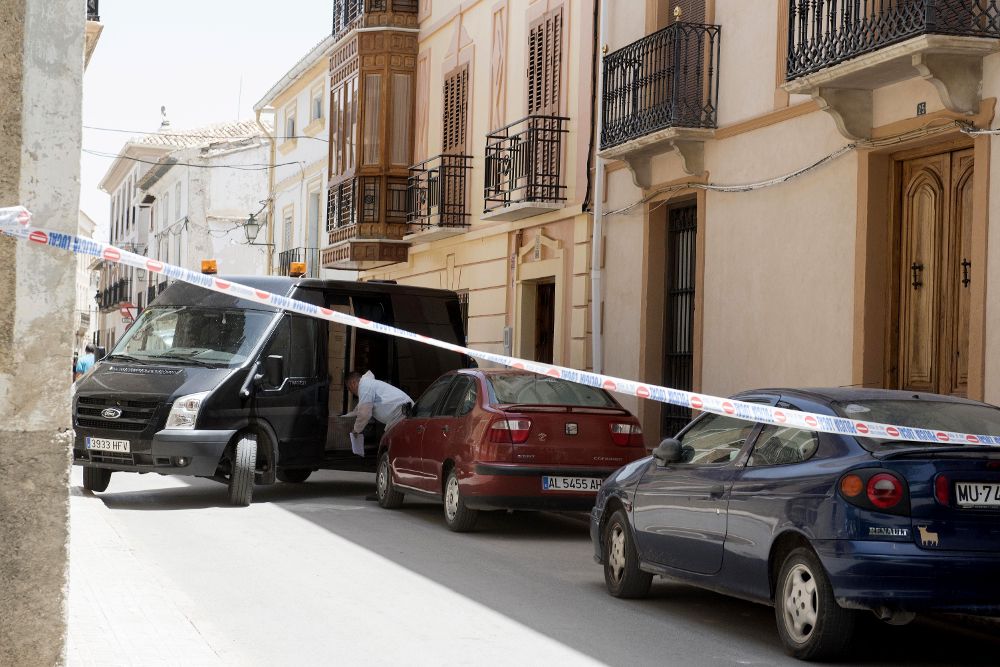 Precinto policial junto al domicilio de Huéscar (Granada) en el ha tenido lugar la muerte de una mujer de 66 años a manos supuestamente de su marido.