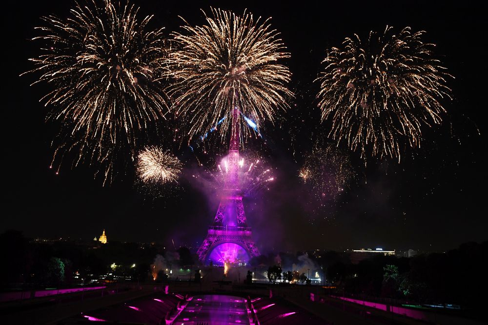 Los fuegos artificiales iluminan la torre Eiffel, en París, durante la clausura de la de la Fiesta Nacional de Francia, ayer, 14 de julio.