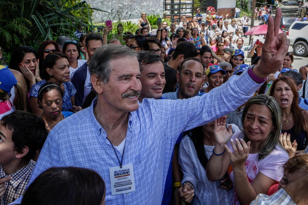 El expresidente mexicano Vicente Fox de visita en un centro de consulta popular, ayer, domingo, en el barrio de Petare, Caracas.