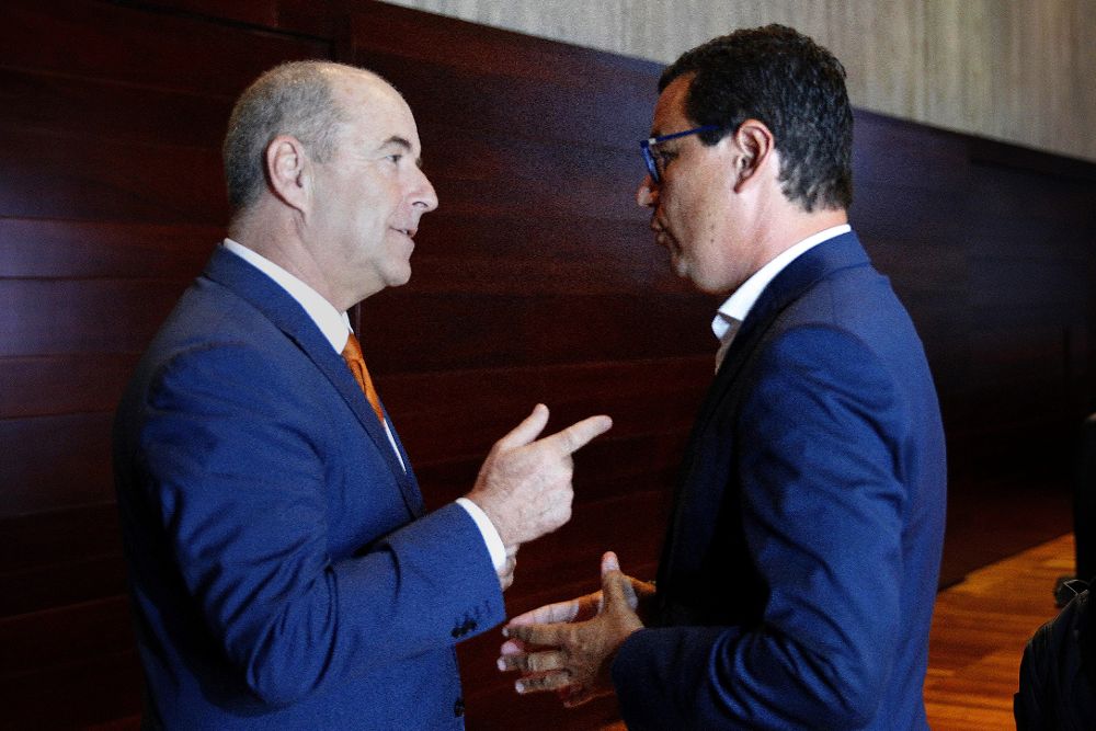 El vicepresidente del Gobierno de Canarias, Pablo Rodríguez (d), conversa con su compañero de Economía antes de comenzar la reunión semanal del Consejo de Gobierno.