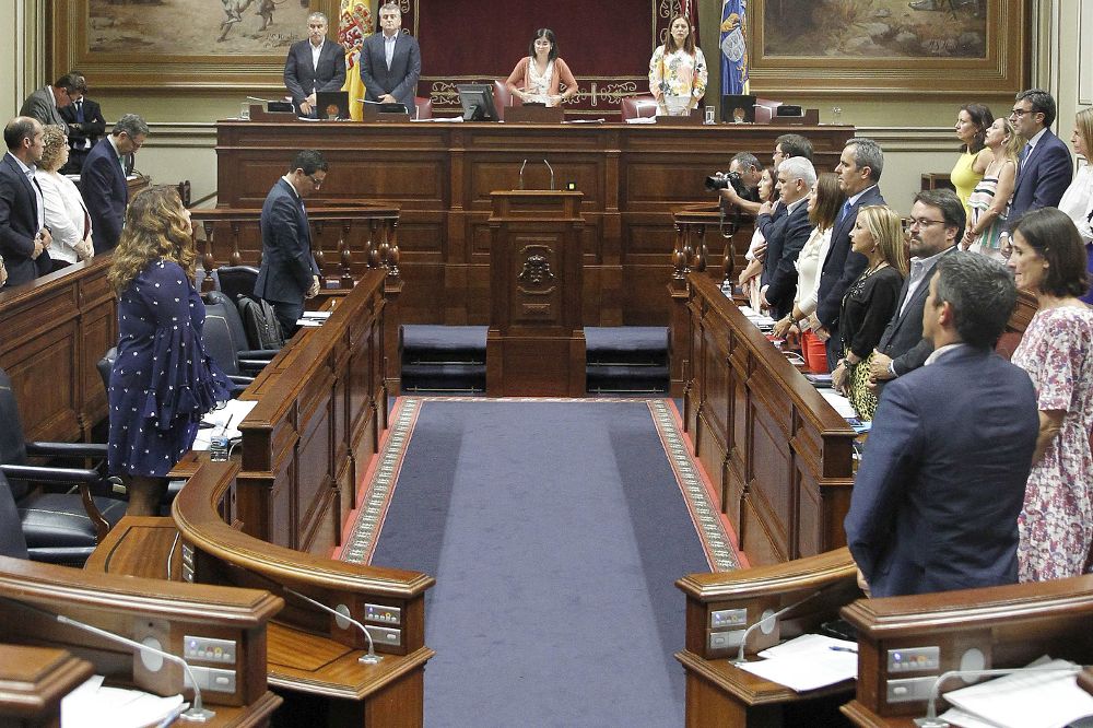 El Parlamento de Canarias, reunido en sesión plenaria.