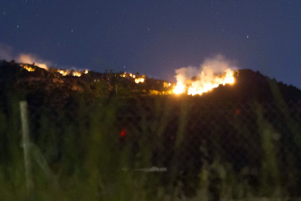 Vista de incendio forestal declarado ayer en la sierra de Arroyo de Serván (Badajoz).