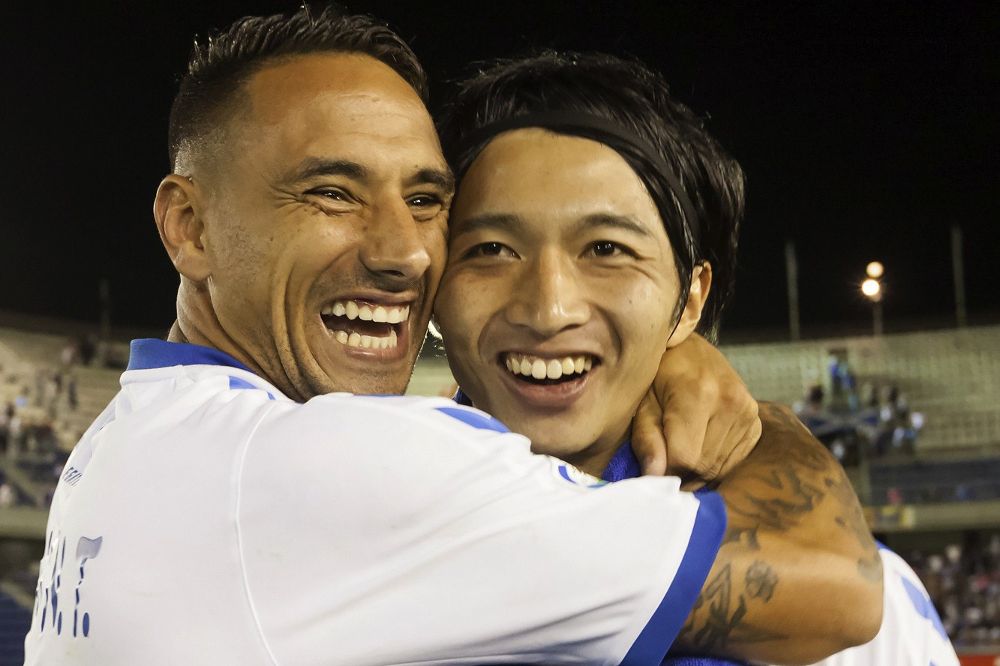 El delantero japonés del CD Tenerife, Gaku Shibasaki, con el capitán, Suso (i).