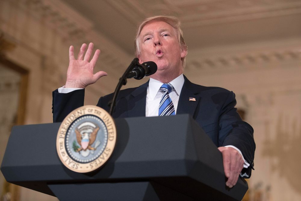El presidente Donald Trump pronuncia un discurso durante la presentación de productos "Made in America" en la Casa Blanca.
