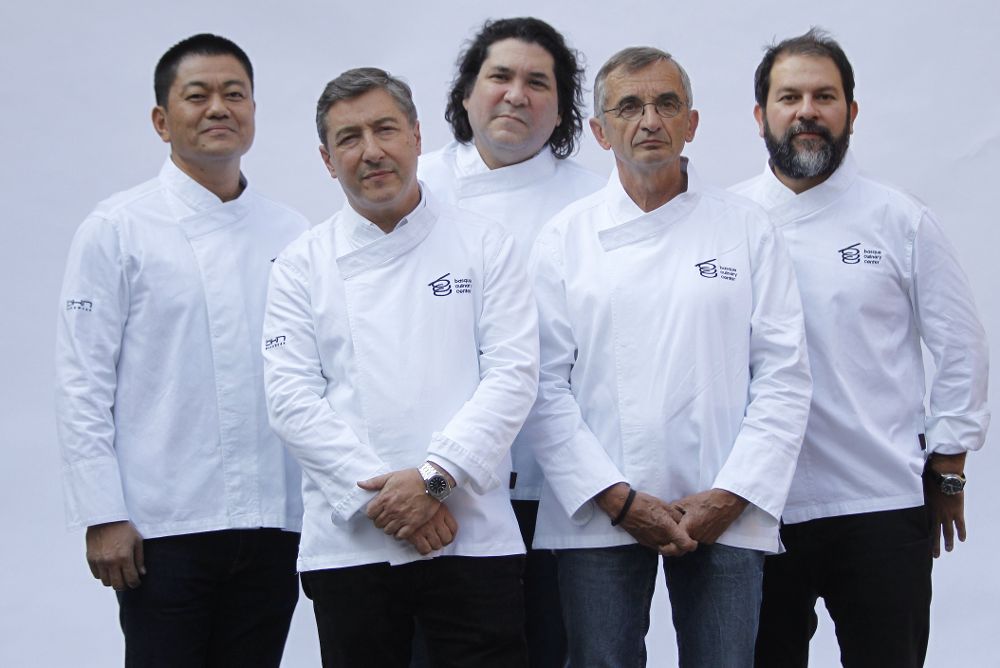 El chef japonés Yoshiro Narisawa, el español Joan de la Roca, el peruano Gastón Acurio, el francés Michel Bras y el chef mexicano Enrique Olvera posan durante el anuncio del ganador del Basque Culinary World Prize 2017.