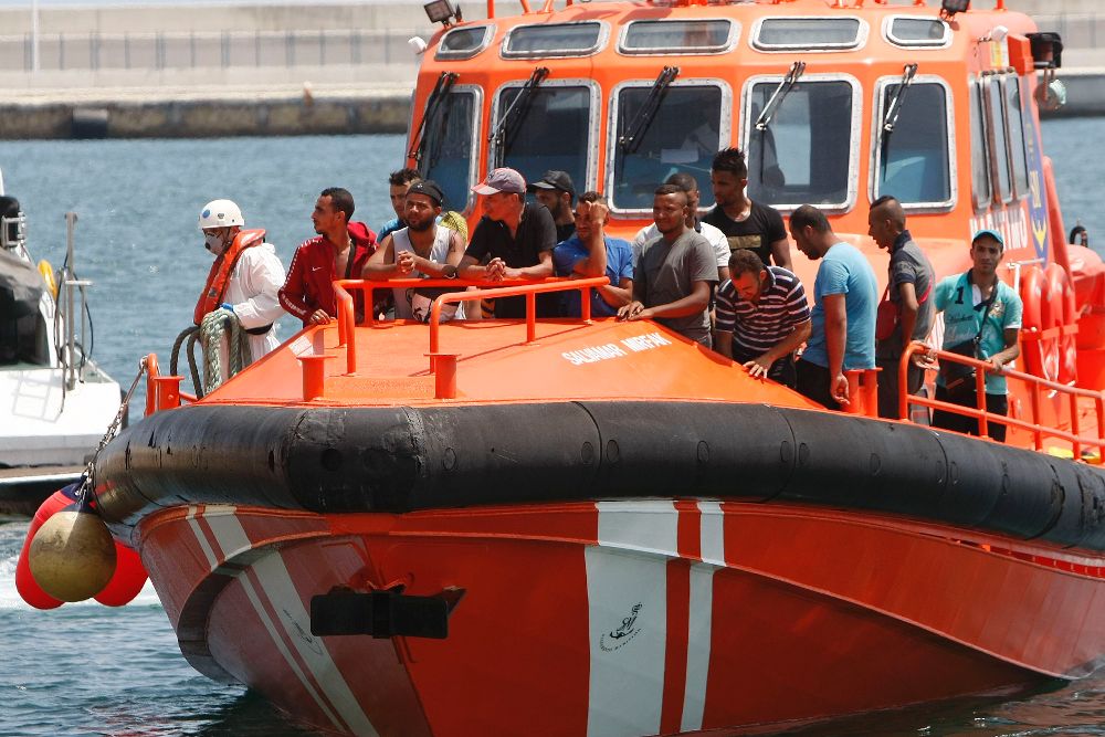 Diecisiete hombres de procedencia magrebí rescatados a bordo de una patera cuando navegaban a 48 millas náuticas de la costa de Alicante el pasado viernes.