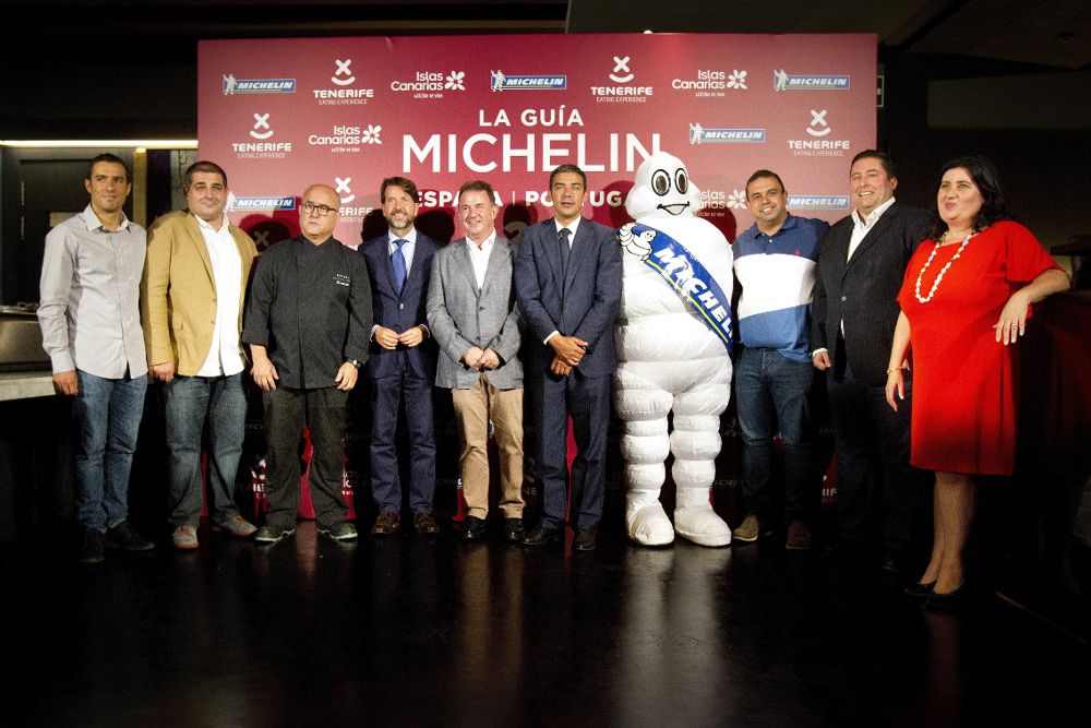 La directora comercial de Michelin Travel Partner España Portugal (d), junto al consejero de Agricultura del Gobierno canario, el presidente del Cabildo de Tenerife y varios de los mejores chefs que trabajan en la isla.