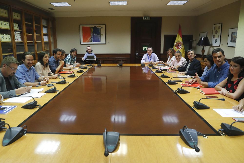 El líder de Podemos, Pablo Iglesias (2i), durante la reunión mantenida con el líder del PSOE, Pedro Sánchez (2d) y sus respectivos equipos, en el Congreso, en el inicio de las negociaciones para buscar acuerdos parlamentarios.