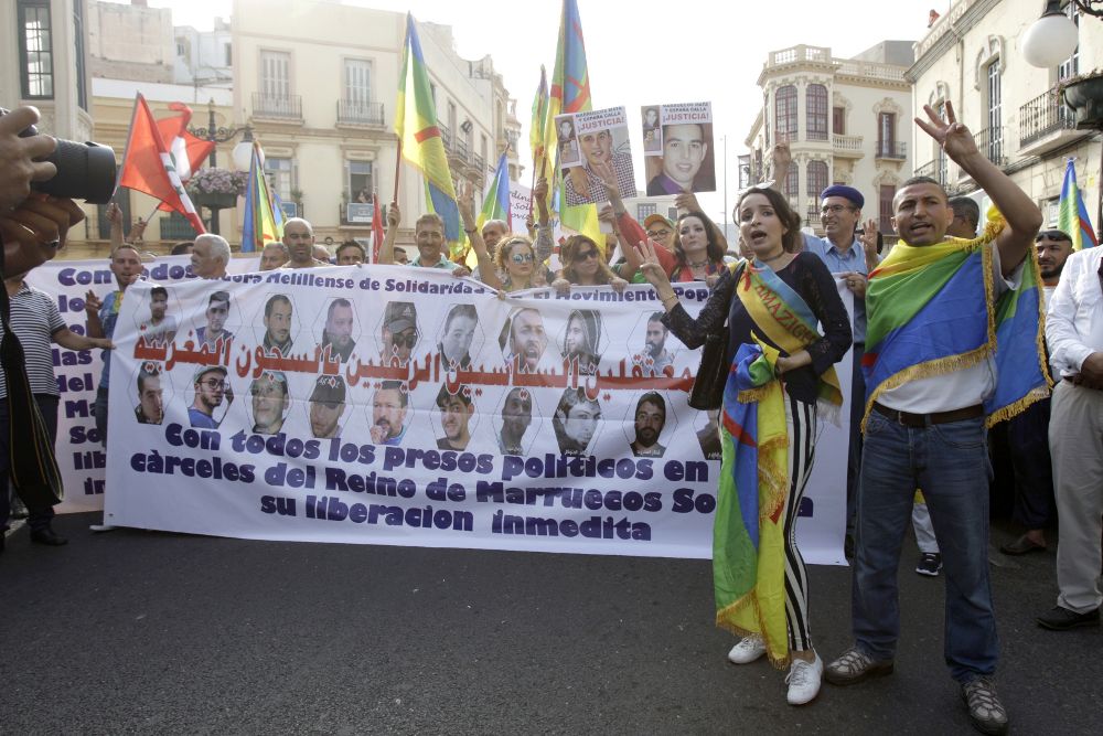 Un momento de la marcha llevada a cabo hoy en Melilla, en la que se ha reclamado que España y el resto de la Unión Europea (UE) exijan a Marruecos el respeto a los derechos humanos en el Rif, la región marroquí en la que desde hace meses se producen protestas sociales.