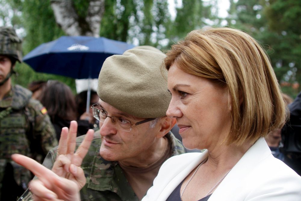 La ministra de Defensa española, María Dolores de Cospedal, visitando la base militar de Adazi, en Letonia, ayer, 19 de julio.