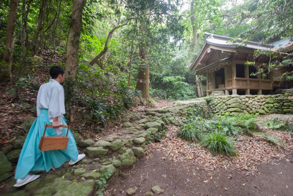 Un sacerdote siontoísta se adentrra en el monte para realizar una ceremonia de purificación en la isla de Okinoshima.