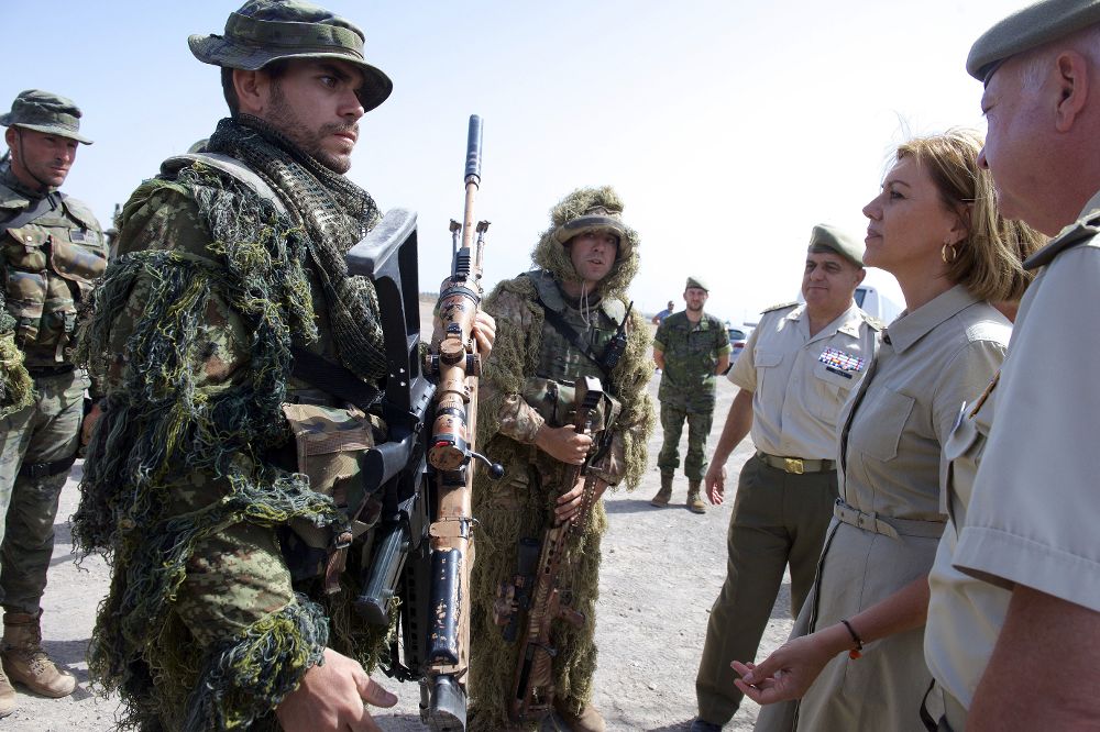La ministra de Defensa, María Dolores de Cospedal, durante la visita realizada hoy en Fuerteventura.
