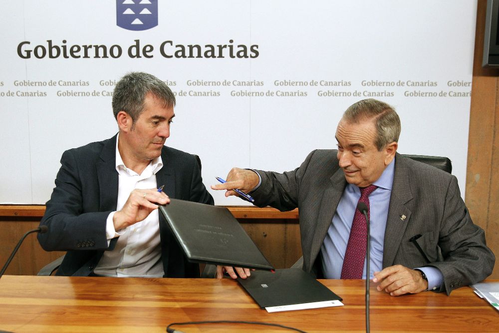 Los presidentes del Gobierno de Canarias, Fernando Clavijo (i), y del CSIC, Emilio Lora-Tamayo (d), se intercambian el documento.