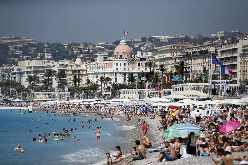 Vista de la playa en Niza (Francia)
