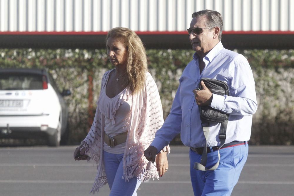 Manuel Luis Blesa, hermano del expresidente de Caja Madrid Miguel Blesa, llega al Tanatorio de Córdoba.