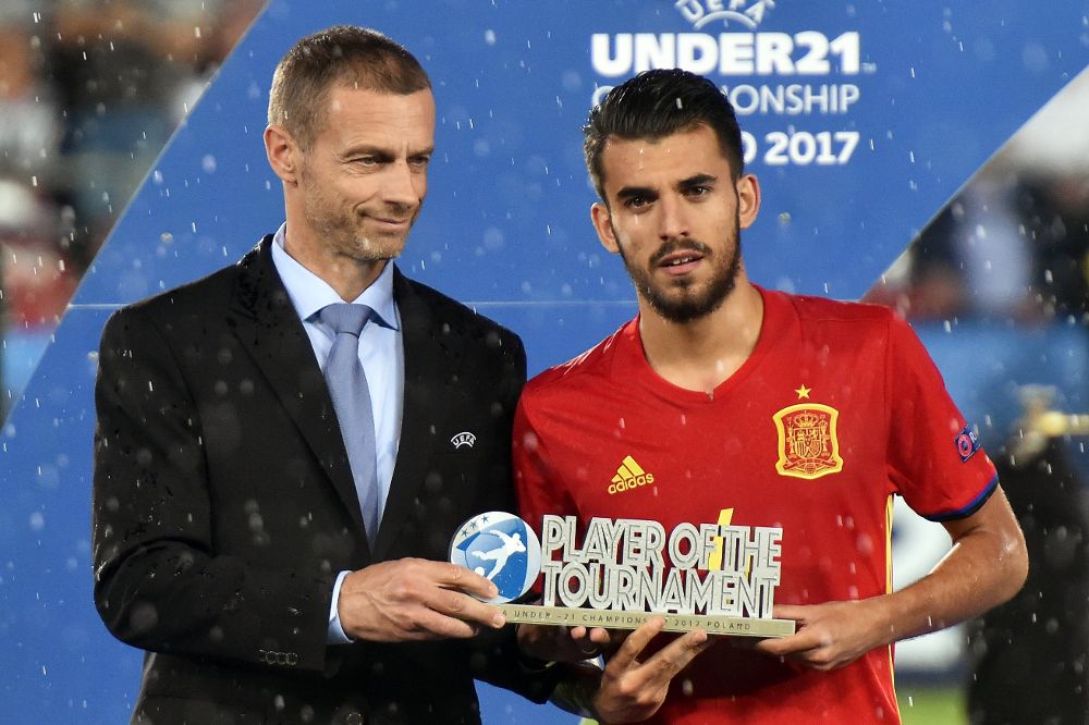 Daniel Ceballos (d) recibe el premio de MVP en la Sub-21 europea.