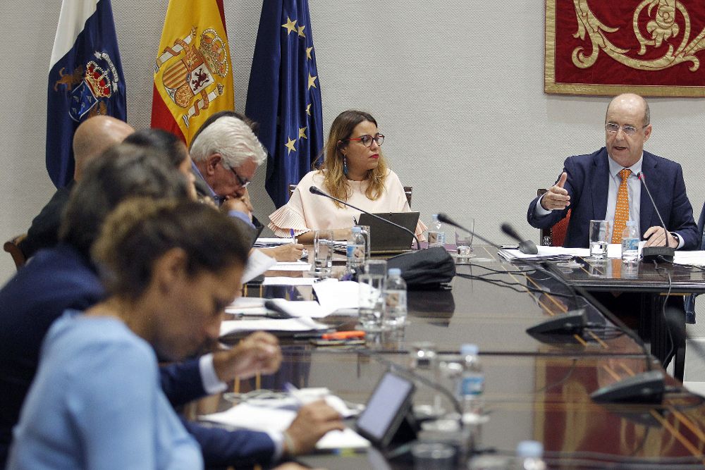 El consejero de Economía del Gobierno de Canarias, Pedro Ortega (d), durante una de sus intervenciones en la comisión parlamentaria en la que hoy compareció.