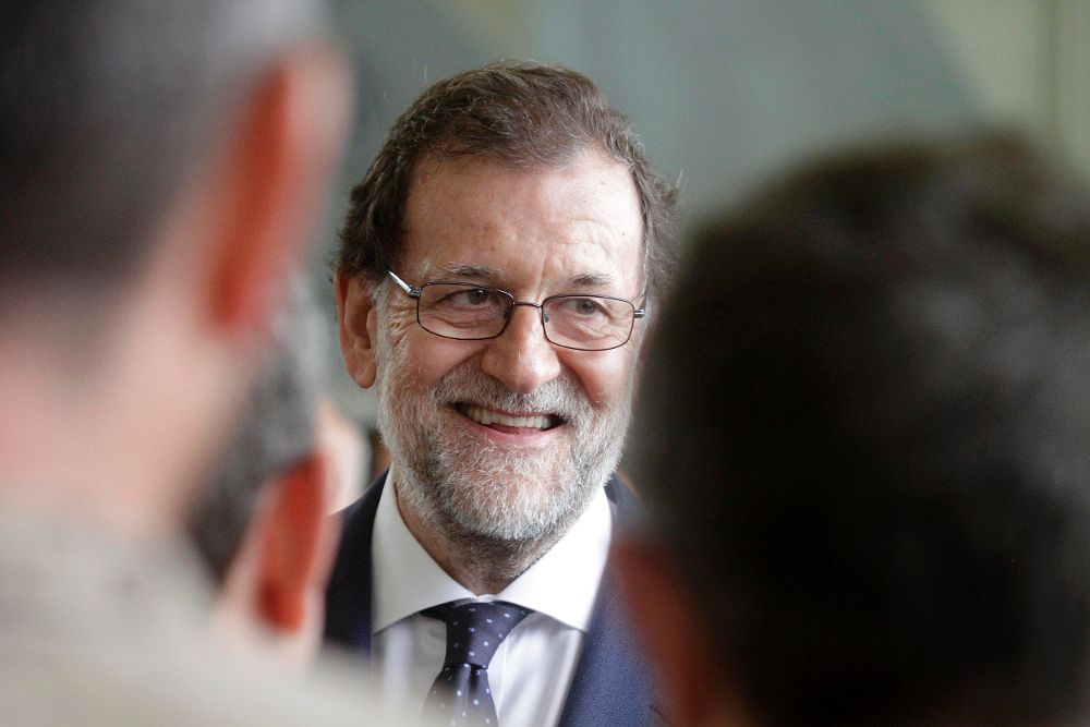 El presidente del Gobierno español, Mariano Rajoy (c).