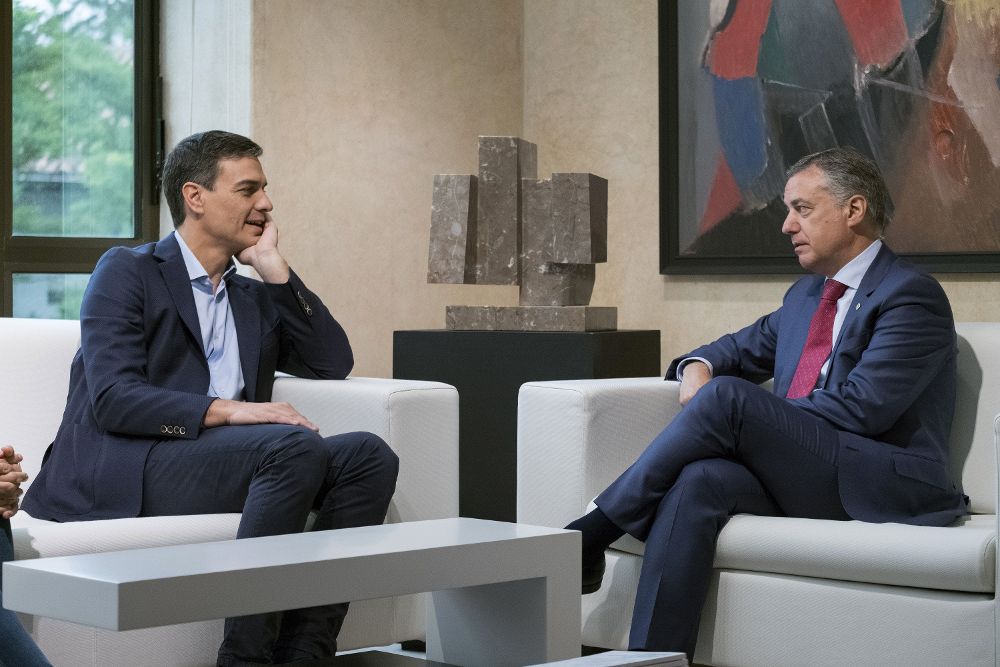 El secretario general del Partido Socialista, Pedro Sánchez (i), conversa con el Lehendakari, Iñigo Urkullu.